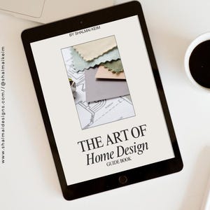 Puede incluir: Una tableta digital que muestra una guía titulada "The Art of Home Design" de Shalmai Keim. La portada presenta una pila de muestras de tela y un plano.