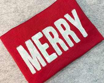 Puede incluir: Tela roja con la palabra "MERRY" en blanco, bordeada de azul claro, cosida en la tela.