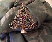 70er Jahre Vintage Gold Tone-Weihnachtsbaum-Brosche mit Multi farbige Kristalle