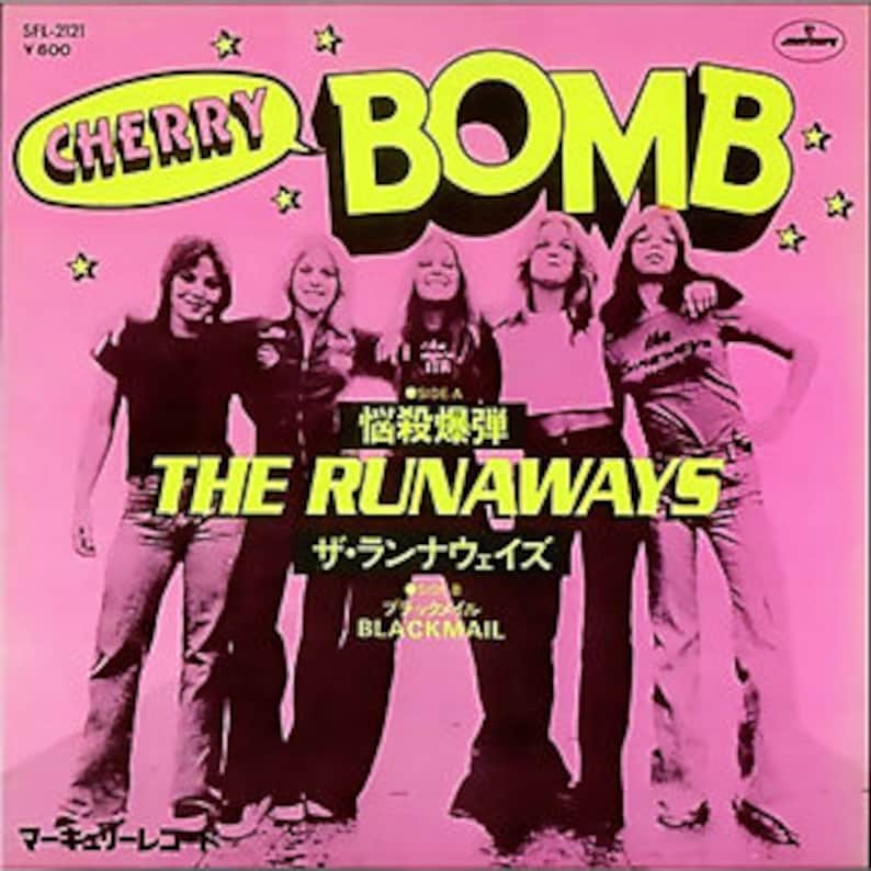 Cherry bomb hello daddy. Группа the Runaways постеры. Cherry Bomb the Runaways. Группа Runaways Cherry Bomb. The Runaways обложки альбомов.