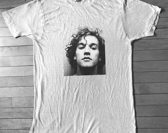 Camiseta con diseño artístico de Michael Stipe, estilo periódico Warhol de los años 80