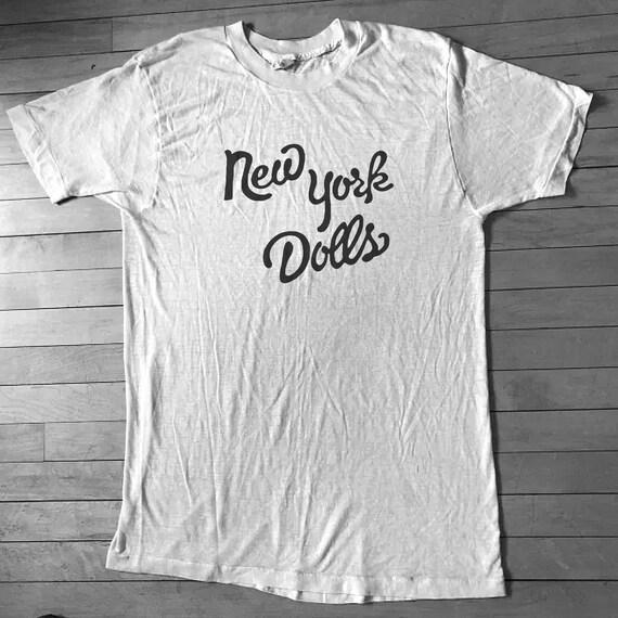 十代のモリッシーが着用したニューヨーク・ドールズのTシャツ