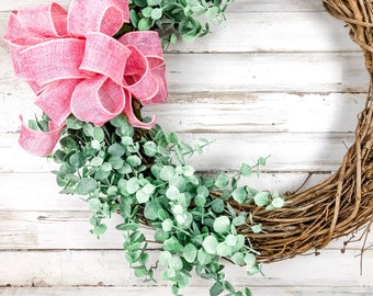 Corona de arpillera rosa estilo granja, coronas decorativas de vides, decoración verde primaveral para la puerta de entrada, ideas para regalos de inauguración de la casa