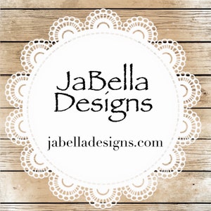 Puede incluir: Un encaje blanco con un logotipo en blanco y negro que dice "JaBella Designs" y "jabelladesigns.com".