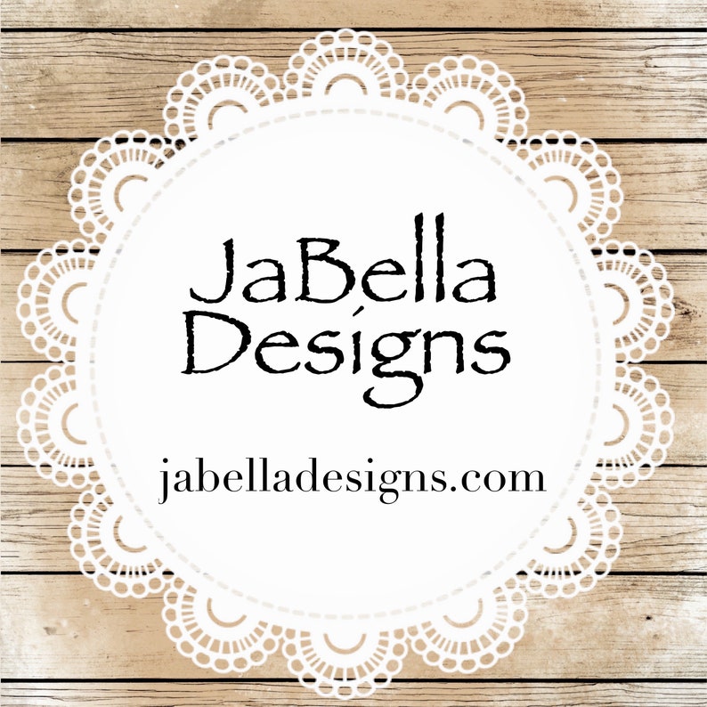 Puede incluir: Un encaje blanco con un logotipo en blanco y negro que dice "JaBella Designs" y "jabelladesigns.com".