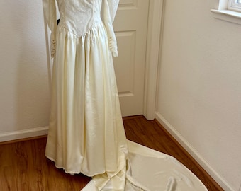 1950’s Buttery Cream Wedding Dress: Mutton Sleeves, Drop Waist, Train, Size 8, Medium