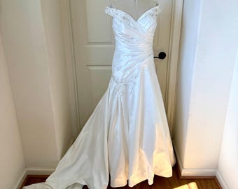 Abito da sposa avorio Y2K con perline: spalle scoperte, vita arricciata, strascico a cattedrale, taglia media