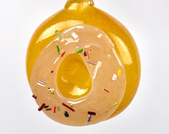 Donut Ornament in Geburtstagskuchen mit Regenbogen Streuseln, mundgeblasenes Glas, Skulptur, Urlaub, einzigartig, Leckerei, Süßigkeiten, tolles Weihnachtsgeschenk