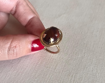 Vintage Sarah Coventry Hostess “ 1977 Wood Nymph Ring” gold tone brown agate cabochon ring size 7