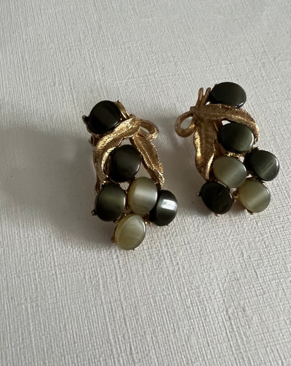Vintage gold tone green thermoset clip on earrings - image 2