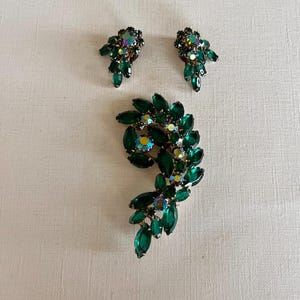 Vintage Weiss green rhinestone brooch and clip on earrings jewelry set