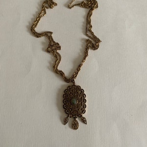 Collar con colgante de filigrana de cadena multihebra en tono dorado de Avon vintage