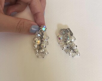 Pendientes colgantes de clip con forma de racimo de uvas, de perlas de imitación vintage y cuentas transparentes con efecto aurora boreal.