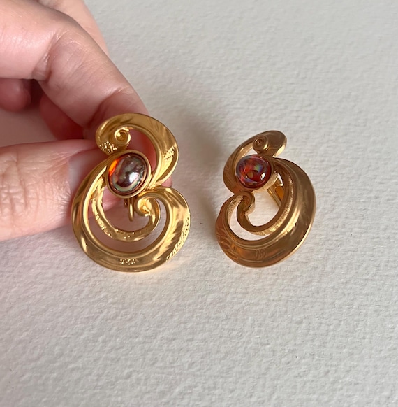 Vintage Avon large sculpted art matte goldtone iridescent red-orange cabochon clip on earrings