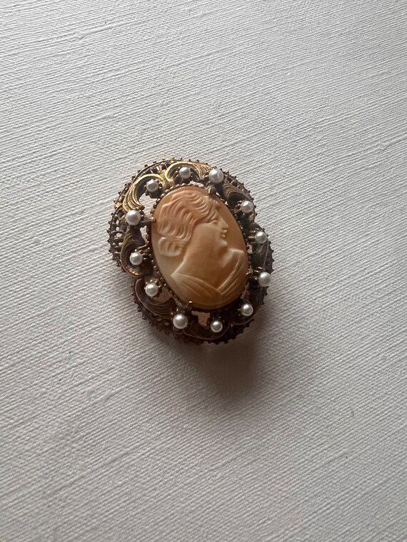 Vintage Florenza gold tone faux pearl cameo brooc… - image 4