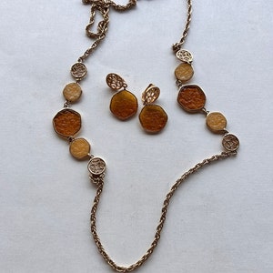 Vintage Sarah Coventry ‘Taste of Honey 1974’ gold tone faux molt glass necklace and dangle clip on earrings jewelry set