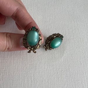 Vintage Victorian Revival Gold Ton grüne moonshine Cabochon Ohrringe mit Schraubenmuttern