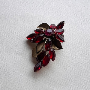 Vintage Midcentury marquise red rhinestone gold tone leaf brooch