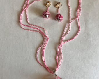 Conjunto de joyas vintage de mediados de siglo, divertido, rosa chicle, con collar cilíndrico y microcollar y pendientes colgantes de clip en forma de esfera.