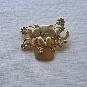 Vintage AJC gold tone kitty cat in a pot of flowers brooch