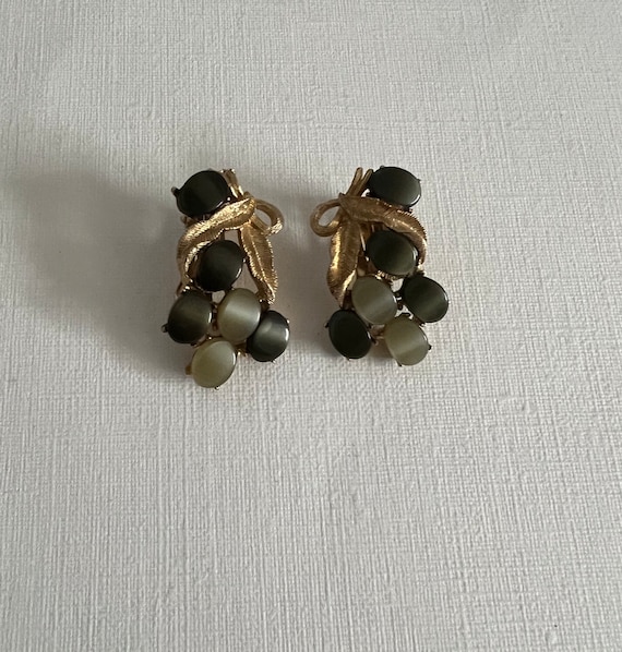 Vintage gold tone green thermoset clip on earrings - image 1