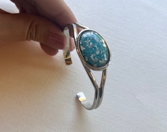 Pulsera vintage plateada con cabujón azul y lámina de plata