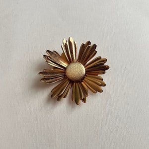 Vintage Sarah Coventry gold tone flower brooch