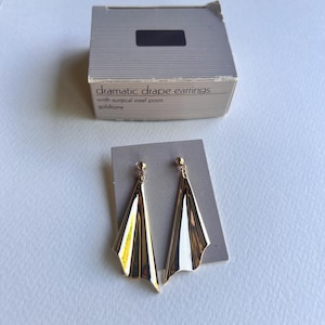 Pendientes colgantes de estilo vintage de Avon en tono dorado con un diseño dramático.