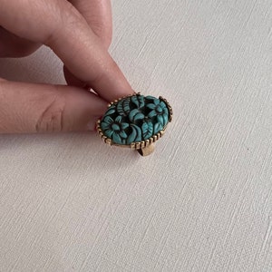 Vintage Vogue gold tone light blue flower stamped center adjustable ring