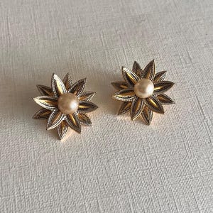 Orecchini a clip vintage in damasco con fiore centrale in perla sintetica