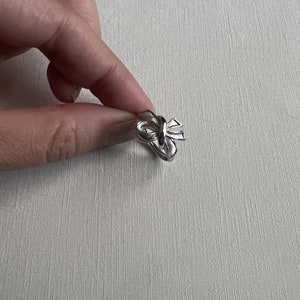Vintage Avon silver tone ribbon ring size 4