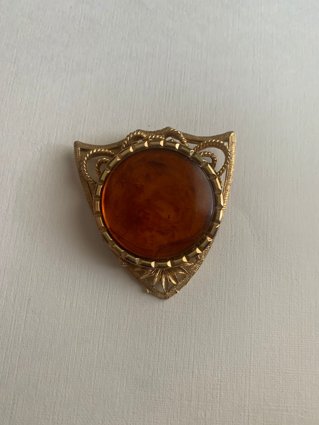 Broche Vintage Couture France - Résine Couleur Ambre - Bijou Ancien Et élégant