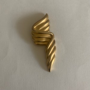 Vintage Carlisle matte gold tone swirl brooch