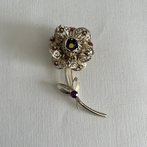 Vintage Sarah Coventry gold to red aurora borealis rhinestone flower brooch