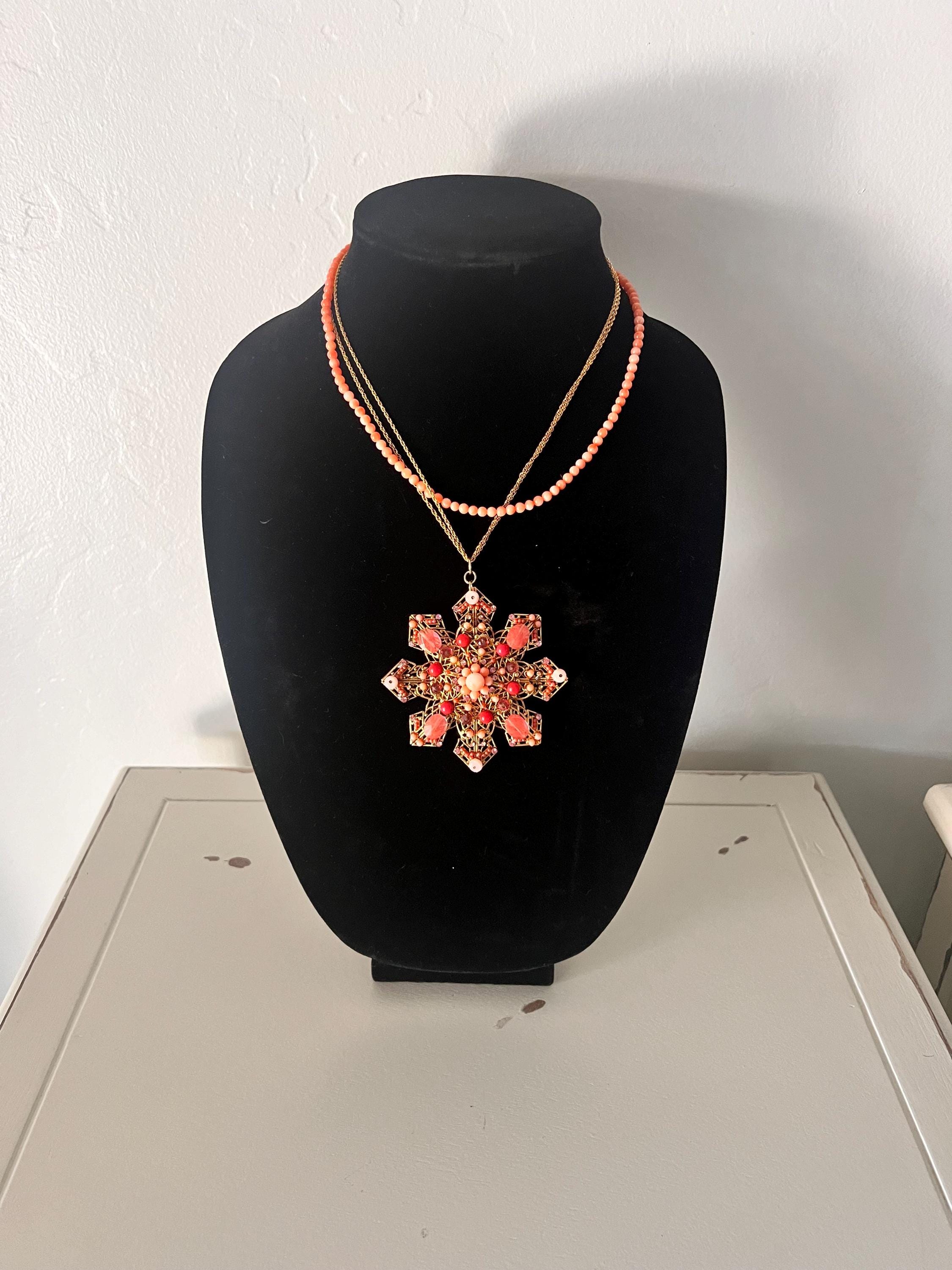 コーラルビーズネックレス ヴィンテージコーラルビーズネックレス：ゴールドトーンフィリグリー