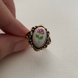 Avon Porcelain Rose gold tone pink rose white cabochon vintage ring size 9