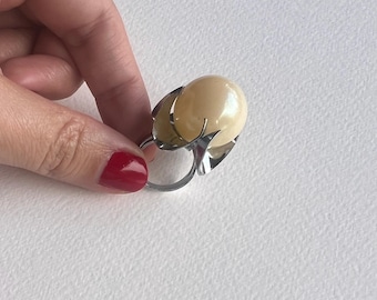 Anello regolabile vintage con perle finte grandi color argento
