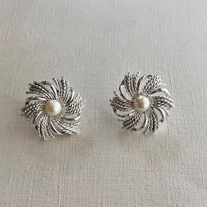 Pendientes vintage de clip con flores plateadas «Silvery Sunburts» de Sarah Coventry, 1973