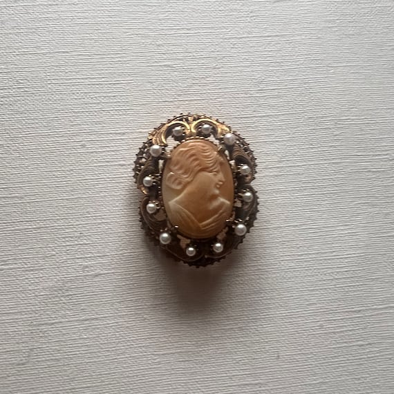 Vintage Florenza gold tone faux pearl cameo brooc… - image 1