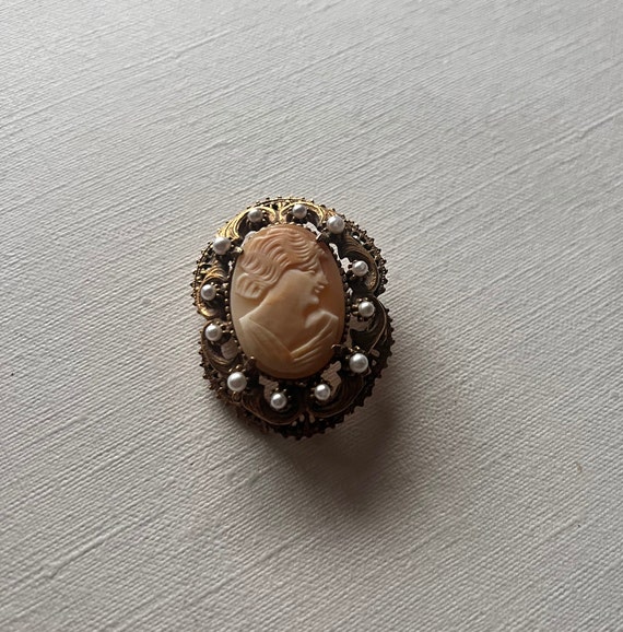 Vintage Florenza gold tone faux pearl cameo brooc… - image 3