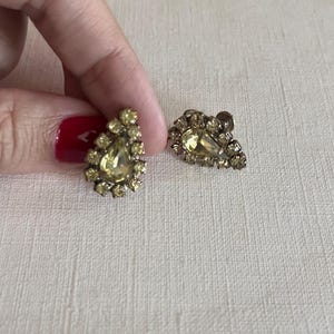 Vintage mid-century gold tone yellow rhinestone teardrop shape screw back earrings