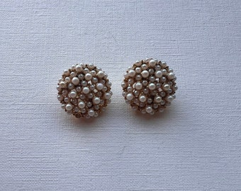 Elegantes pendientes de clip vintage con pequeños grupos de perlas de imitación en tono dorado.