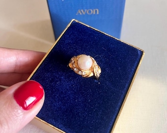 Vintage Avon gold tone rhinestone and faux pearl statement ring size 7