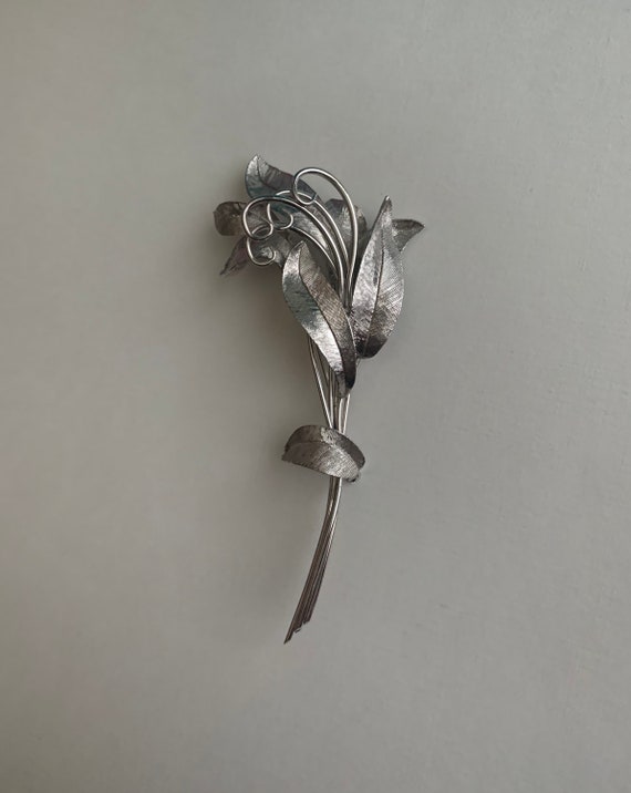 Vintage silver tone textured flower elegant brooch