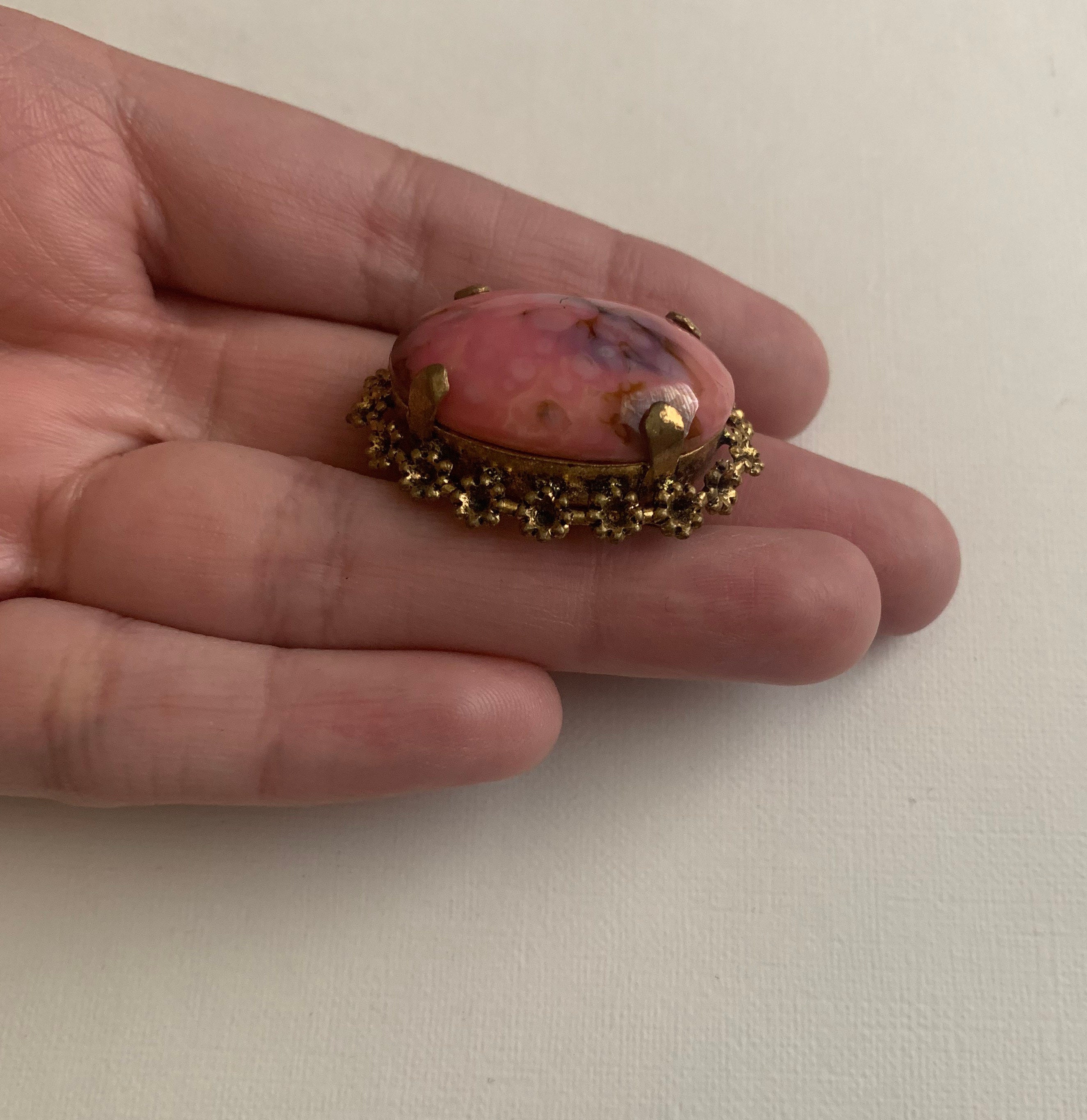 Broche Vintage Cabochon Marbre Rose - Laiton, Bois Exotique, Style Empire XXème Siècle, Occasion