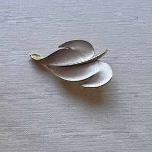 broche vintage JJ en forme de feuille dorée dépolie