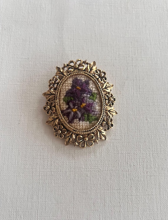 Vintage embroidered brooch, purple - Gem