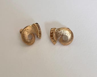 Pendientes vintage Vendome con cierre de clip de rosca en tono dorado texturizado.