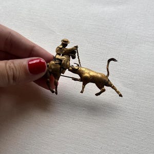 Vintage delicaat handgemaakte koperen stierenvechter en stierenbroche