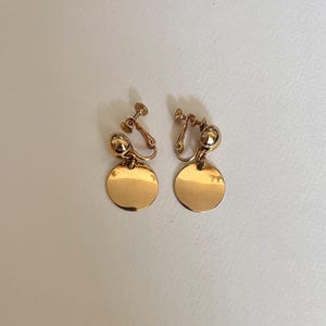 Pendientes colgantes de clip con forma de moneda, tono dorado, estilo vintage de Napier.